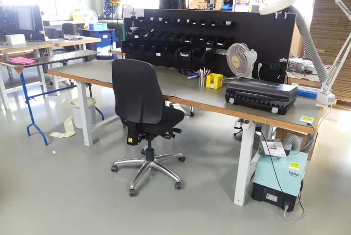 Tisch mit Bürostuhl, mit Inhalt Maße in cm ca. 250 x 75 / Hinweis: ohne Position 214